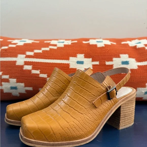 Intentionally Blank Women’s Tan Croc-Embossed Leather Square Toe Heels Size 8 - Picture 7 of 7